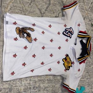 Collar shirt with roses.